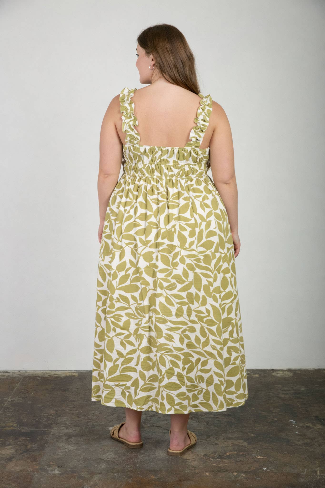 PLUS LEAF PRINT RUFFLE STRAP SHIRRED WAIST MIDI DRESS: OLIVE MULTI
