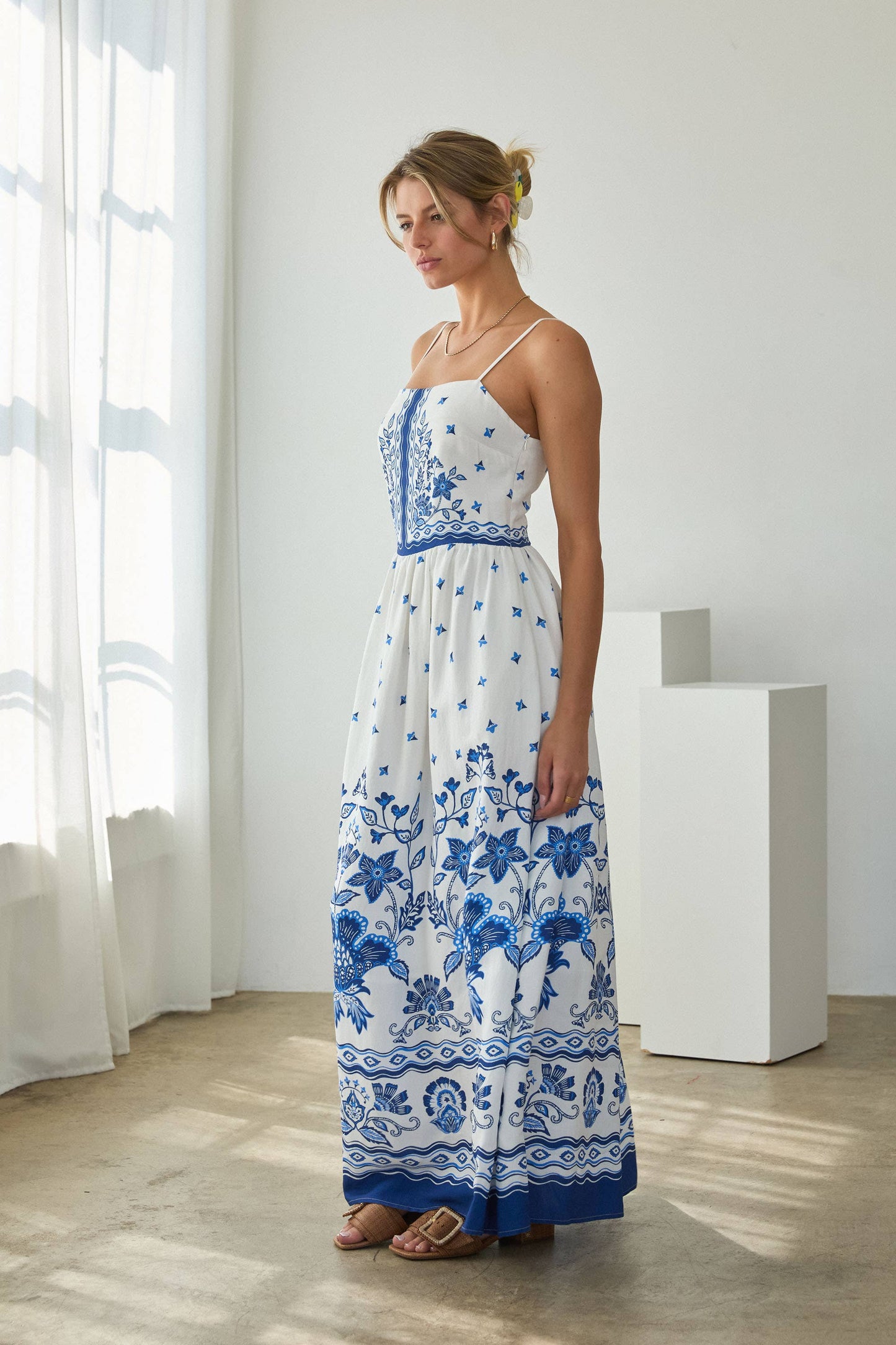 Border Print Maxi Dress: White-Blue