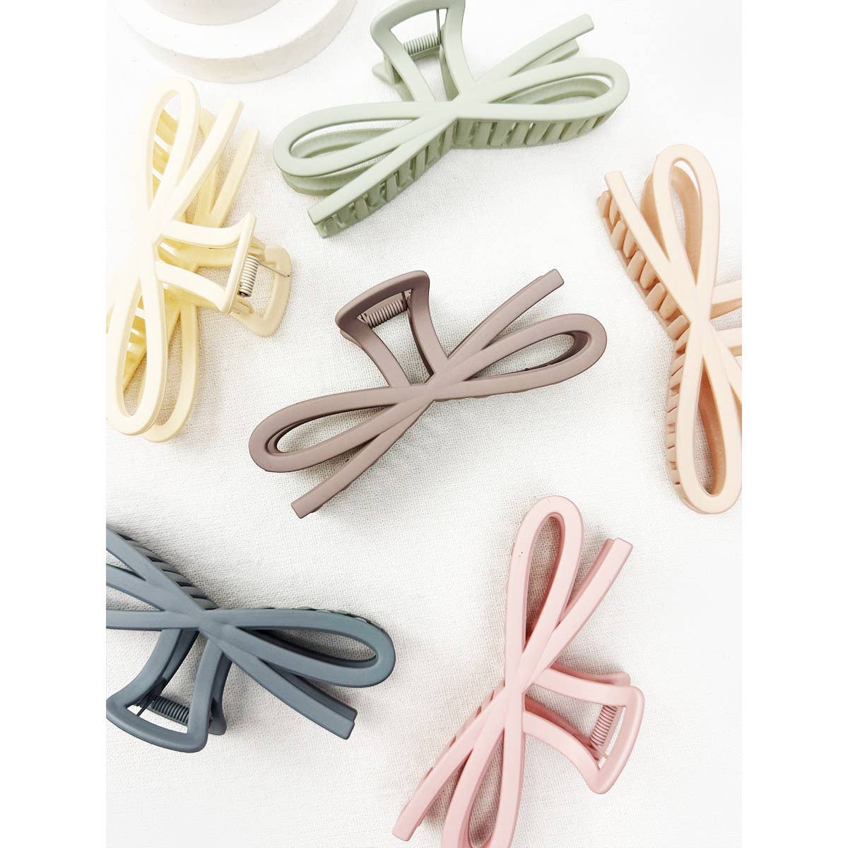 Soft Tone Jumbo Knotted Bow Hair Clip Claw: MIX COLOR / ONE(12)