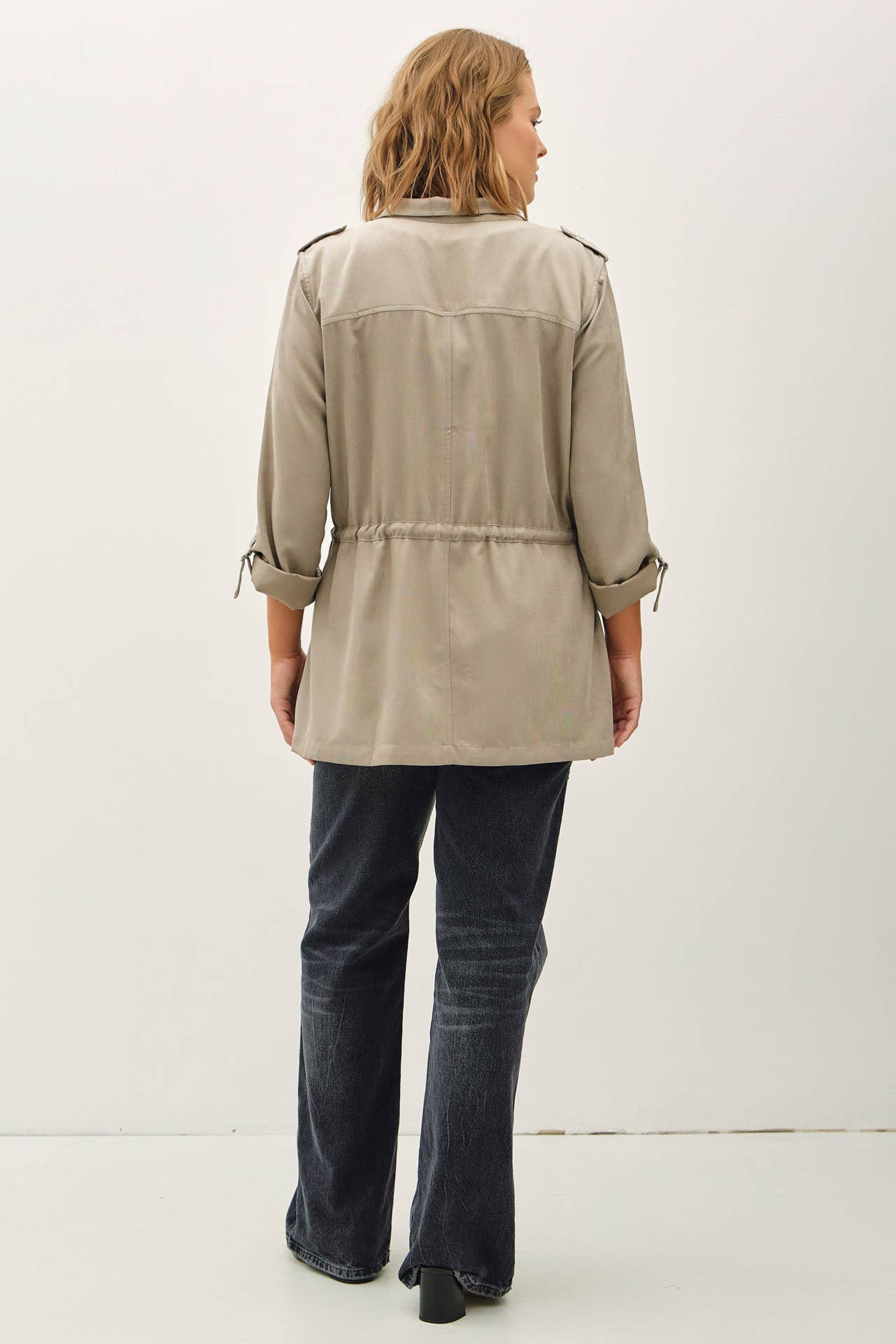 PLUS SIZE CINCHED WAIST CARGO UTILITY JACKET: Natural / Plus Size