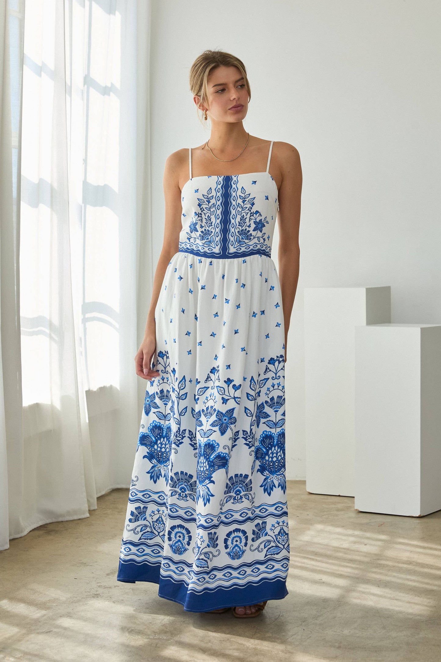 Border Print Maxi Dress: White-Blue