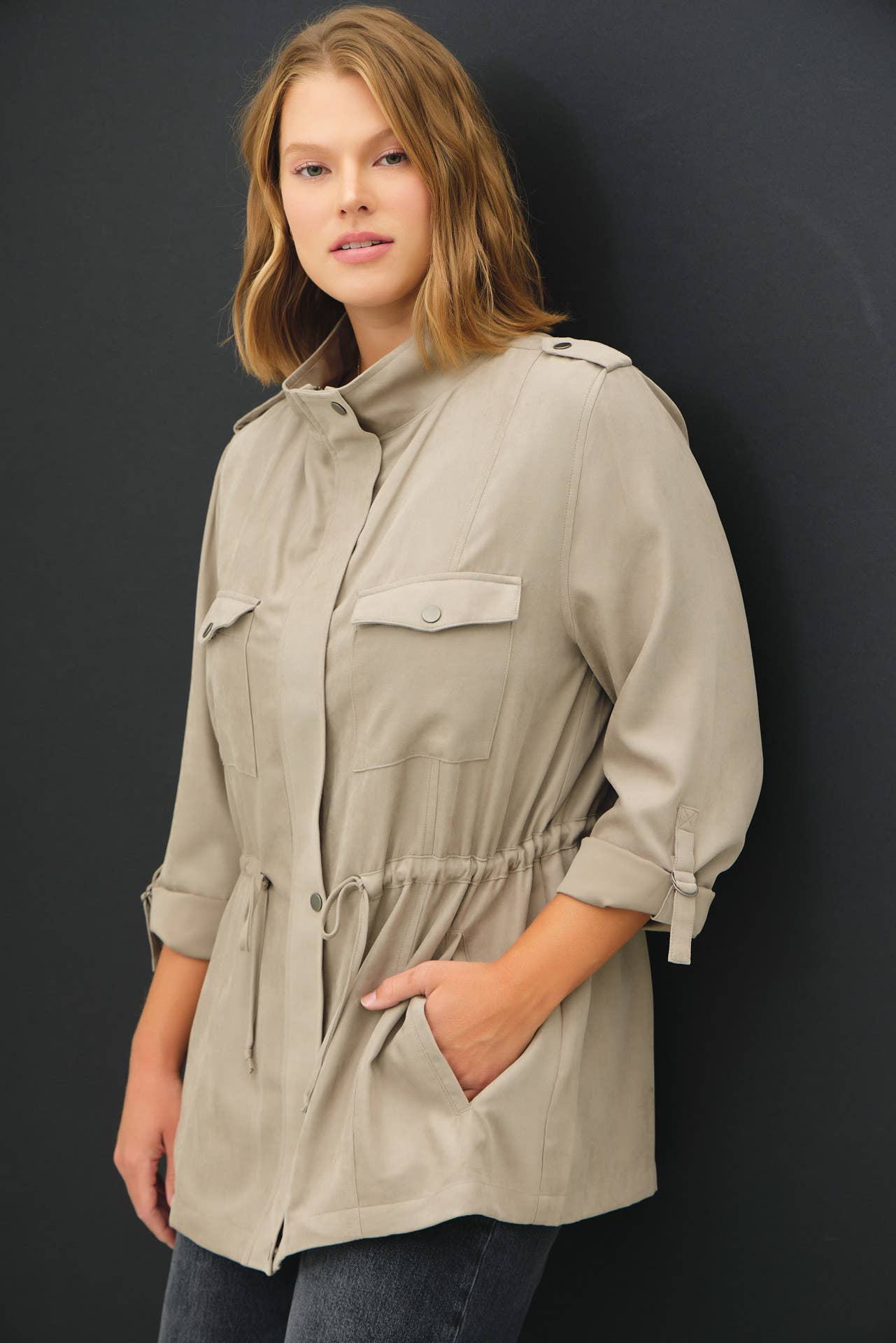 PLUS SIZE CINCHED WAIST CARGO UTILITY JACKET: Natural / Plus Size