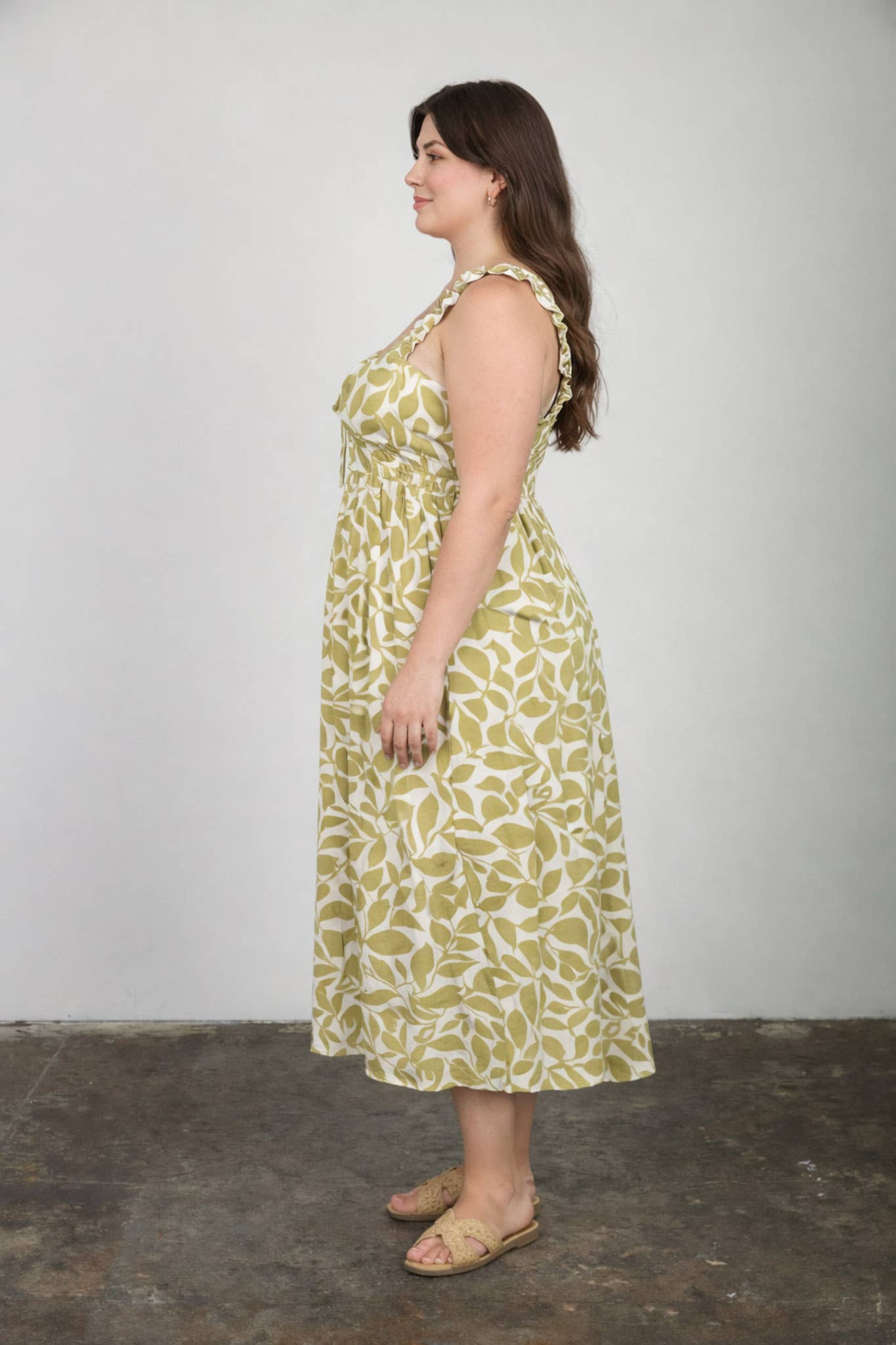 PLUS LEAF PRINT RUFFLE STRAP SHIRRED WAIST MIDI DRESS: OLIVE MULTI