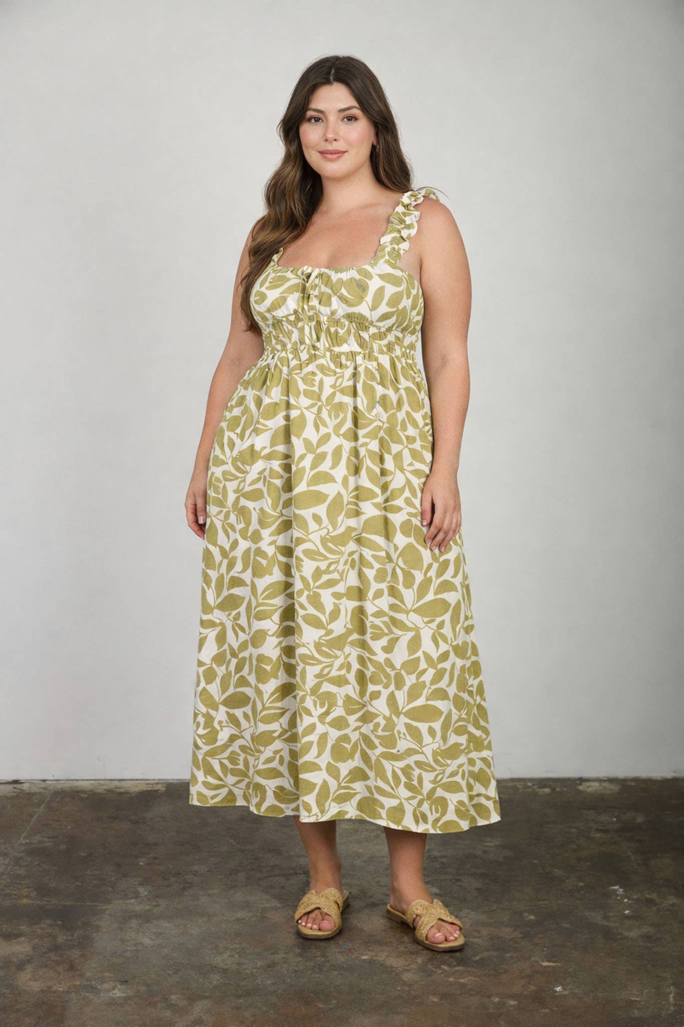 PLUS LEAF PRINT RUFFLE STRAP SHIRRED WAIST MIDI DRESS: OLIVE MULTI